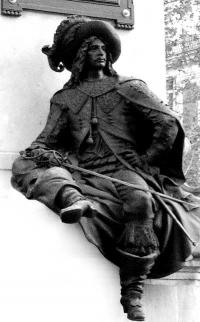 Фигура д'Артаньяна у подножия памятника
Александру Дюма в Париже